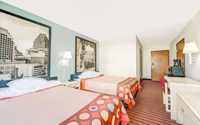 Photo 5 - Super 8 by Wyndham San Antonio/Fiesta