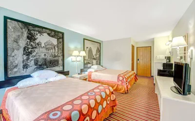 Photo 3 - Super 8 by Wyndham San Antonio/Fiesta