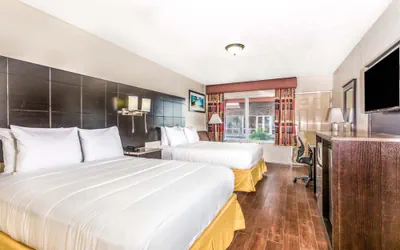 Photo 4 - Econo Lodge Inn & Suites Florida City
