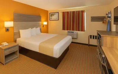 Photo 2 - Travelodge by Wyndham Muskegon