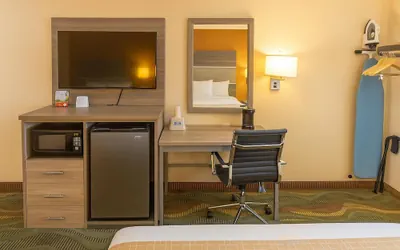 Photo 3 - Travelodge by Wyndham Muskegon
