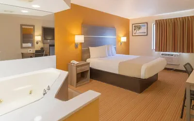 Photo 5 - Travelodge by Wyndham Muskegon