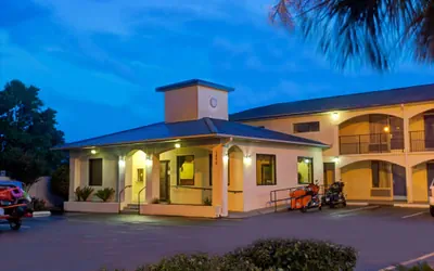 Photo 2 - Super 8 by Wyndham Walterboro