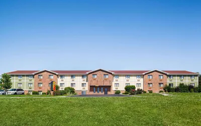 Photo 2 - Super 8 by Wyndham Lenexa Overland Park/Mall Area