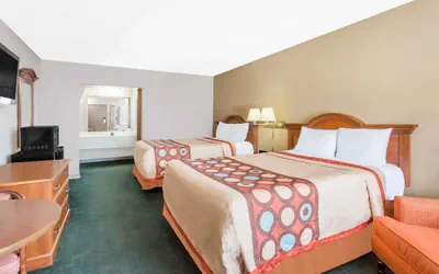 Photo 4 - Super 8 by Wyndham Greensboro