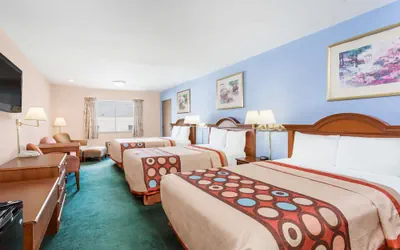 Photo 5 - Super 8 by Wyndham Greensboro