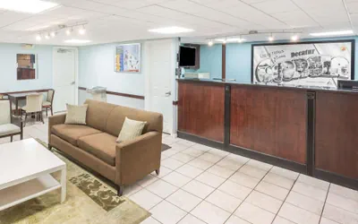 Photo 4 - Super 8 by Wyndham Decatur/Lithonia/Atl Area