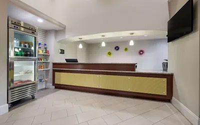 Photo 4 - SureStay Hotel by Best Western Deer Park