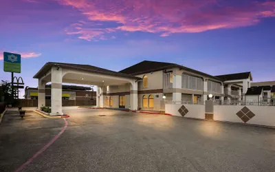 Photo 2 - SureStay Hotel by Best Western Deer Park