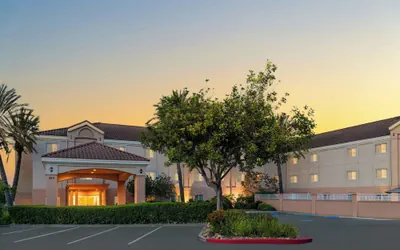 Photo 2 - Fairfield Inn & Suites by Marriott San Francisco San Carlos
