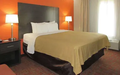 Photo 2 - Quality Inn & Suites Fresno Northwest