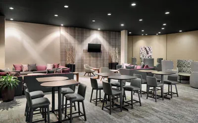 Photo 4 - Courtyard by Marriott Milwaukee Downtown