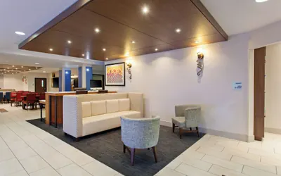 Photo 3 - Holiday Inn Express Hotel & Suites Oakland-Airport by IHG