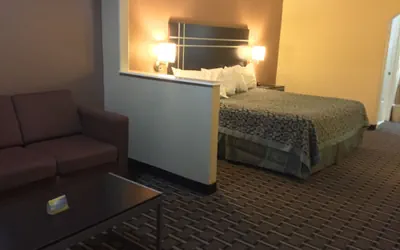 Photo 4 - Days Inn & Suites by Wyndham Houston North/Spring