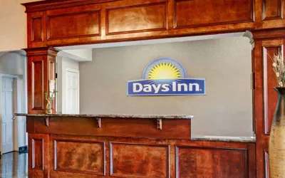 Photo 3 - Days Inn & Suites by Wyndham Houston North/Spring