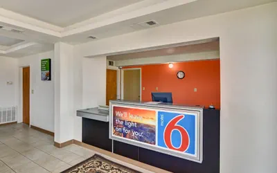 Photo 3 - Motel 6 Lindale, TX