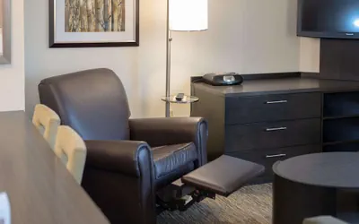Photo 4 - Sonesta Simply Suites Cleveland North Olmsted Airport