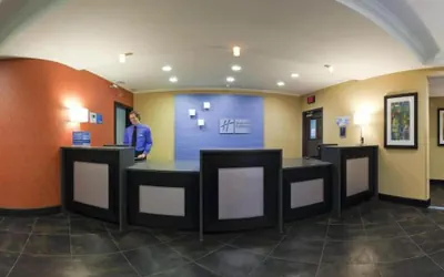 Photo 4 - Holiday Inn Express & Suites North Kansas City by IHG