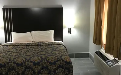 Photo 4 - Express Inn