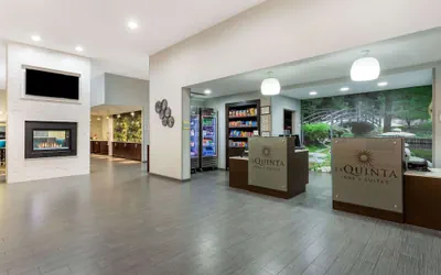 Photo 4 - La Quinta Inn & Suites by Wyndham Rockford