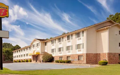 Photo 2 - Super 8 by Wyndham Fayetteville