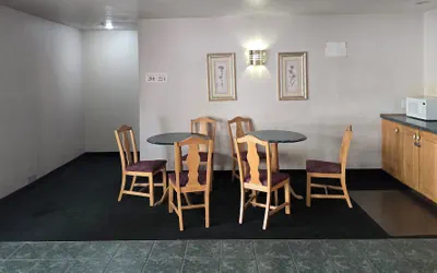 Photo 4 - Economy Inn