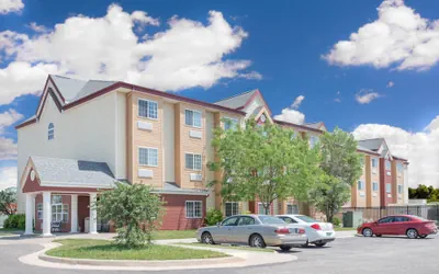 Photo 2 - Days Inn & Suites by Wyndham Hutchinson