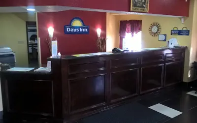 Photo 4 - Days Inn & Suites by Wyndham Hutchinson