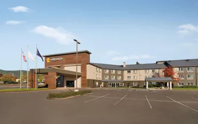 Photo 2 - La Quinta Inn & Suites by Wyndham Springfield