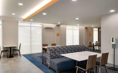 Photo 4 - La Quinta Inn & Suites by Wyndham Springfield