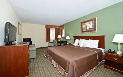 Photo 5 - Howard Johnson Hotel by Wyndham Newark Airport