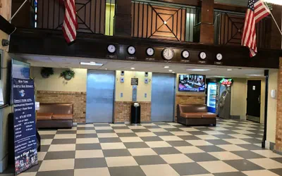 Photo 4 - Howard Johnson Hotel by Wyndham Newark Airport