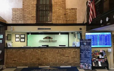 Photo 3 - Howard Johnson Hotel by Wyndham Newark Airport