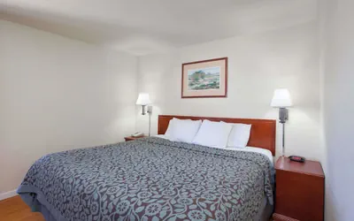 Photo 4 - Days Inn by Wyndham Orange Anaheim