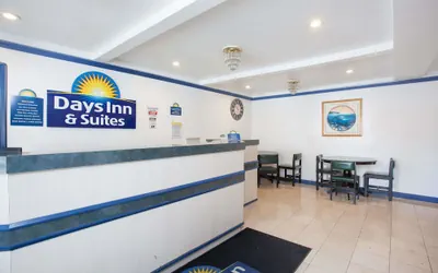 Photo 3 - Days Inn by Wyndham Orange Anaheim