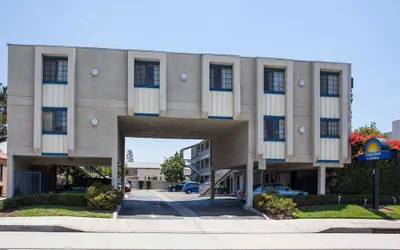 Photo 2 - Days Inn by Wyndham Orange Anaheim