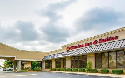 Photo 2 - Clarion Inn & Suites Dothan South