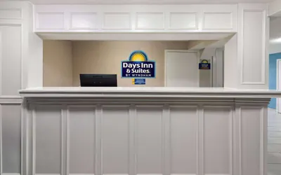 Photo 3 - Days Inn & Suites by Wyndham Vicksburg
