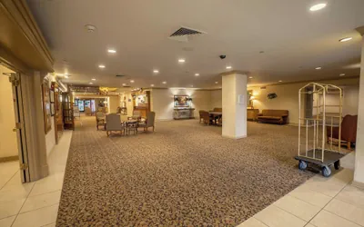 Photo 5 - Piccadilly Inn Airport