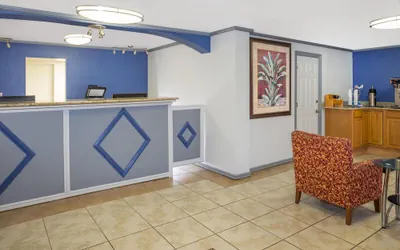 Photo 4 - Travelodge by Wyndham Fort Myers/Cape Coral
