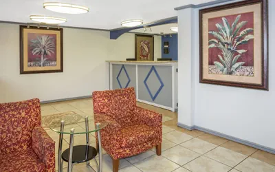 Photo 3 - Travelodge by Wyndham Fort Myers/Cape Coral