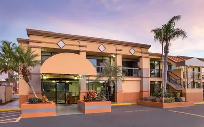 Photo 2 - Travelodge by Wyndham Fort Myers/Cape Coral
