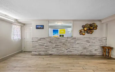 Photo 4 - Days Inn by Wyndham Birmingham/West