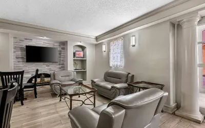 Photo 3 - Days Inn by Wyndham Birmingham/West