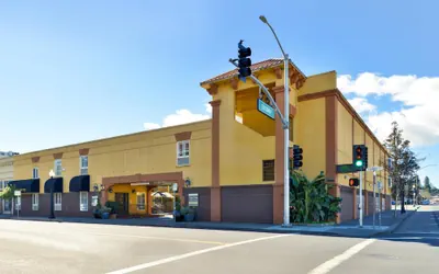 Photo 2 - Napa Valley Hotel & Suites