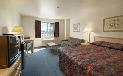 Photo 3 - Days Inn by Wyndham Riverside Tyler Mall