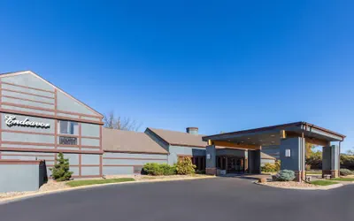 Photo 2 - Endeavor Inn & Suites, Trademark Collection by Wyndham