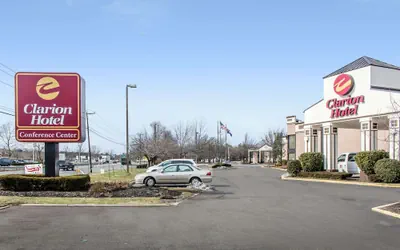 Photo 2 - Clarion Hotel & Conference Center Ronkonkoma MacArthur Airport