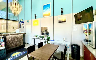 Photo 3 - Days Inn by Wyndham Los Angeles LAX Airport/Stadium Area