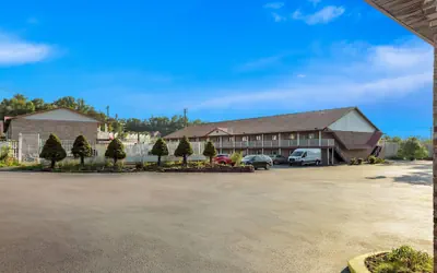 Photo 2 - Days Inn by Wyndham Huntington